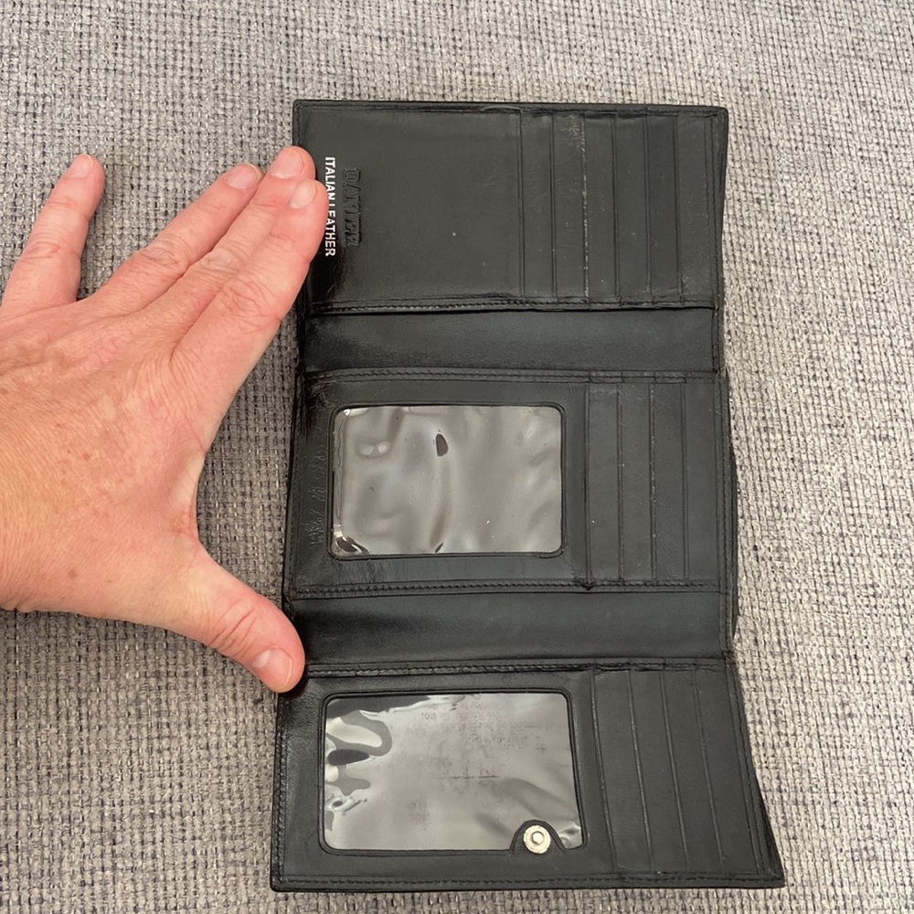 Danier leather tri fold wallet with change pocket - Picture 5 of 6
